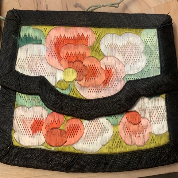 ANTIQUE CHINESE SILK AND SILK THREAD EMBROIDERY PURSE - Picture 1 of 12